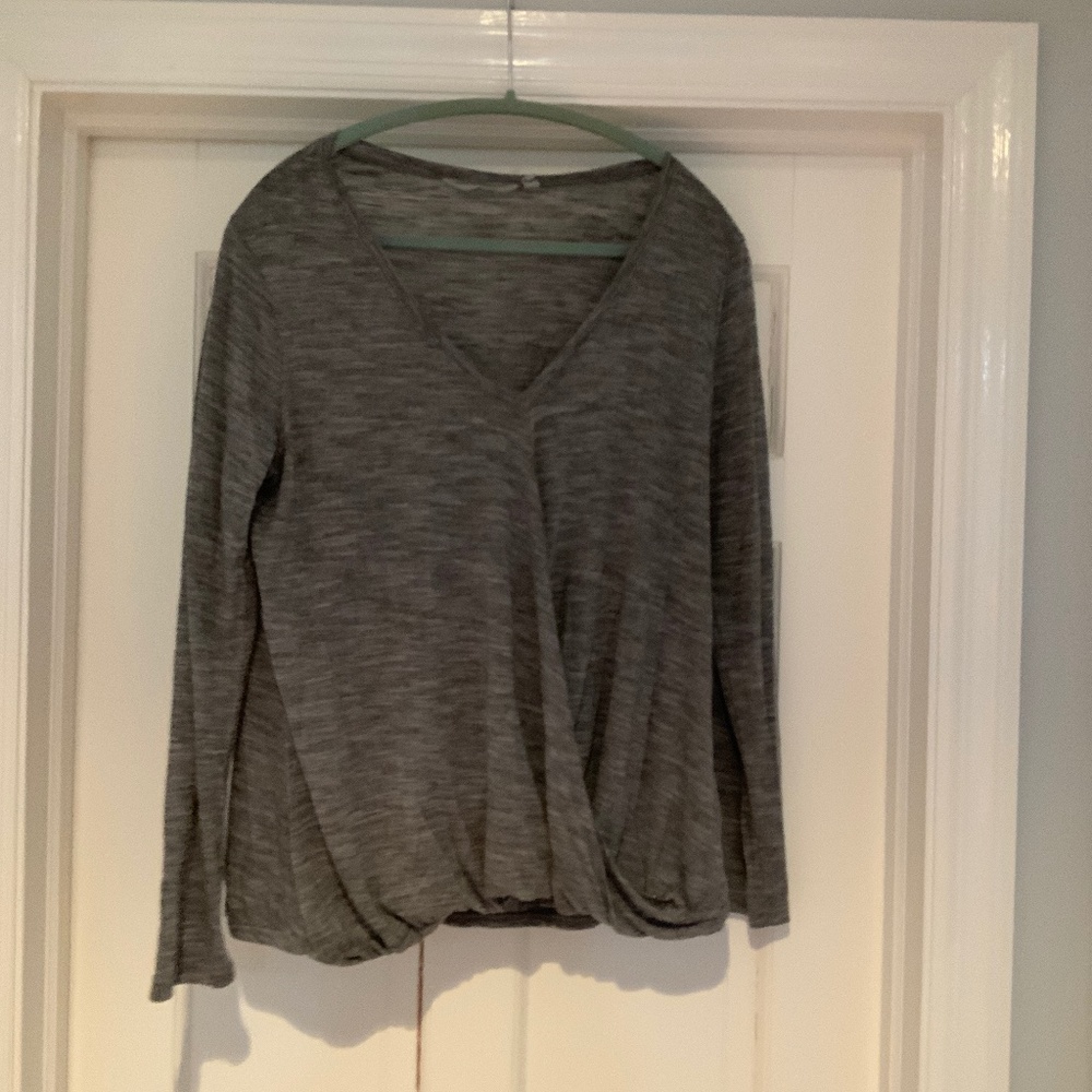 Athleta long sleeve top with elastic waist and V-neck size XL
